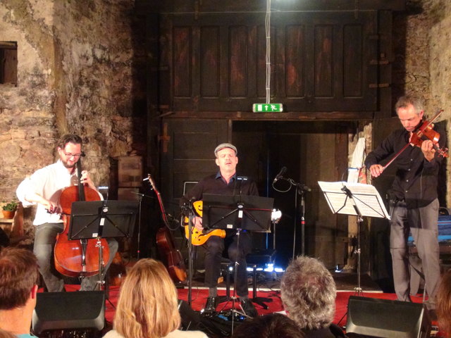 Mit Cellisten Florian Eggner, Jazzgitarristen Wolfgang Muthspiel und Geigen-Solisten Benjamin Schmid (v.l.n.r.) waren bei der jüngsten Seggauer Schlossmatinee drei Musikerpersönlichkeiten auf der kleinen Bühne des großen alten Weinkellers zu Gast.