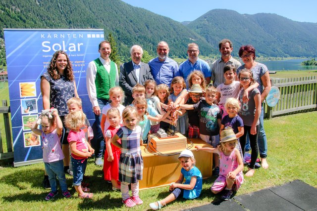 Die Kinder legen mit den Verantwortlichen den Schalter um. Ihr Kindergarten produziert nun Strom | Foto: KK/Kärnten Solar