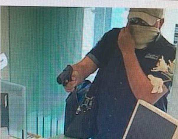 Bilder von der Überwachungskamera: Der Mann trug eine auffällige Sonnenbrille. Foto: LPD