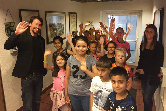 Vize-Bgm. Christoph Walch mit der munteren Volksschulklasse. | Foto: MG Telfs/Schatz