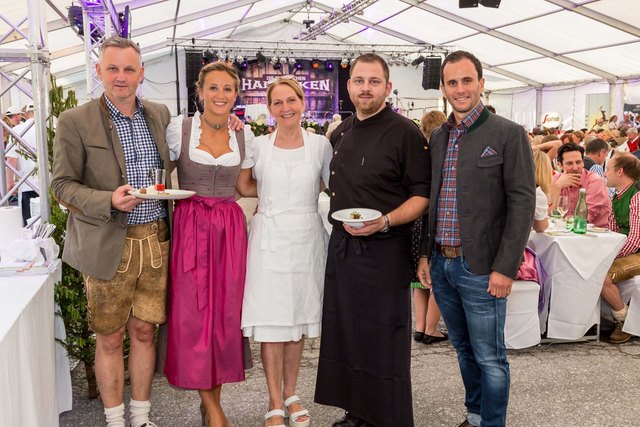 Bei der 6. Filzmooser Genussnacht (im Bild v. l.): Andreas Gann (Obmann Tourismusverband Filzmoos), WM-Bronzemedaillengewinnerin Michaela Kirchgasser, Haubenköchin Johanna Maier, Wolfgang Knechtl (Obmann-Stv. Verein Filzmooser Gastwirte) und Ski-Ass Philipp Schörghofer. | Foto: Coen Weesjes