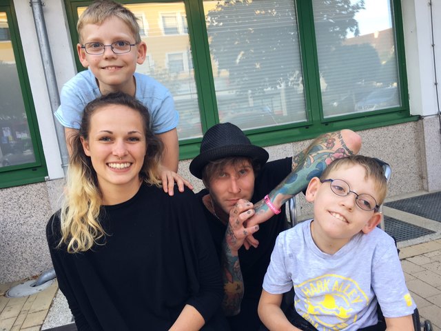 Mareike Neger aus Feldbach ist seit kurzem auch mit dem Verein Kid? Never give up your Dream, um Gründer Sandro Werbanschitz im Einsatz für Kinder mit Beeinträchtigung. | Foto: Werbanschitz