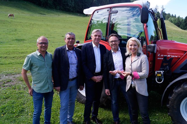 Lachhofleiter Stephan Beiser, Rudolf und Stefan Lindner, AufBauWerk-GF Johann Aigner, Obfrau LA Barbara Schwaighofer (v.l.).