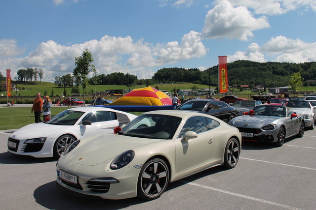 Insgesamt sind 56 Sportwagen für die Ausfahrt bereit gestanden. | Foto: Salzburger Kinderkrebshilfe