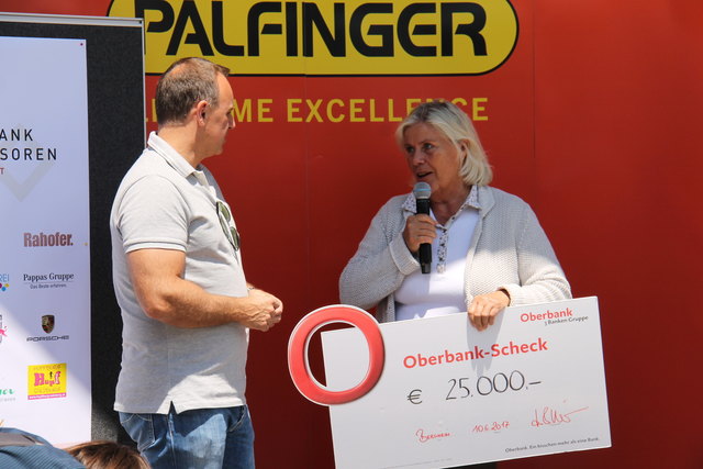 Hubert Palfinger jun. hat einen Spendenscheck über 25.000 Euro an Kinderkrebshilfe-Obfrau Heide Janik übergeben.