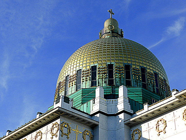 Bei Sonnenschein leuchtet die Kuppel der "Otto-Wagner Kirche" weit über Wien ☼