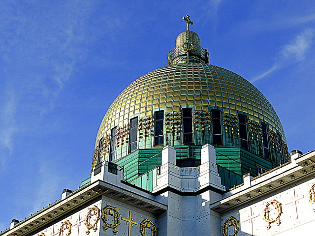 Bei Sonnenschein leuchtet die Kuppel der "Otto-Wagner Kirche" weit über Wien  ☼