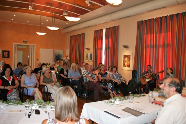 Mit Geschichte und Geschichten unterhielten die Autoren der Schreibwerkstatt ihr Publikum in Gratwein-Straßengel. | Foto: KK