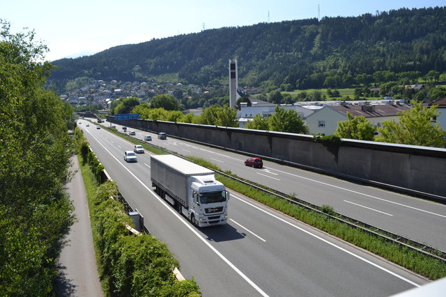 Die Innsbrucker Stadtteiel Sieglanger und Mentlberg von der westlichen Fahrradbrücke, links ist der Innradweg zu sehen, der keinerlei Durchlass zu diesen Stadtteilen ermöglicht.