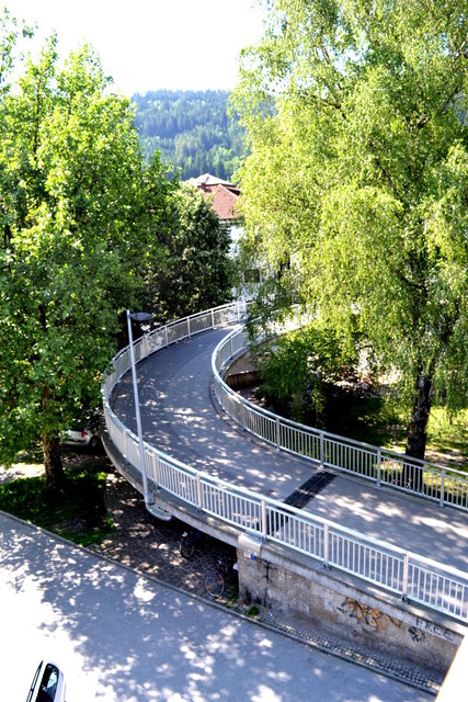Die Rampe des bestehenden westlichen Radwegs über den Inn und die Autobahn.