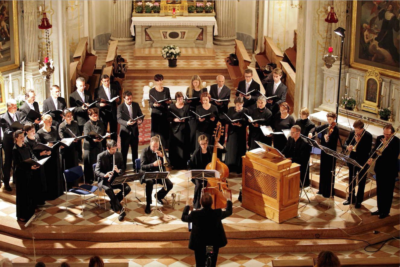 Der Kammerchor der Musikschule Wattens, Choropax, unter der Leitung von Ewald Brandstätter und das Ensemble „Marini Consort Innsbruck“.