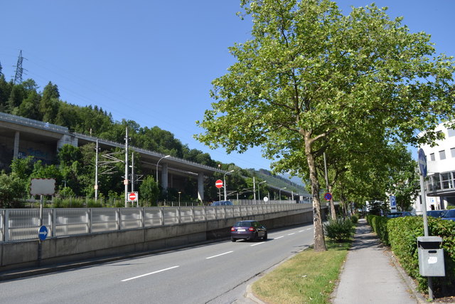 Südlich des Wifi- und Hafen-Areals gibt es einen schmalen, verwachsenen "Gehsteig" der den Radfahrern als Notlösung dient.
