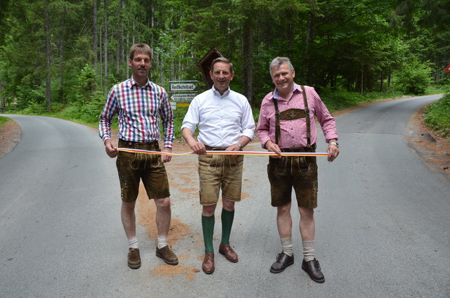 Bei der Eröffnung: Karl Heinz Lenzhofer, Obmann der Weggemeinschaft, Landesrat Christian Benger und Christoph Bodner haben die neuen Straßen feierlich eröffnet