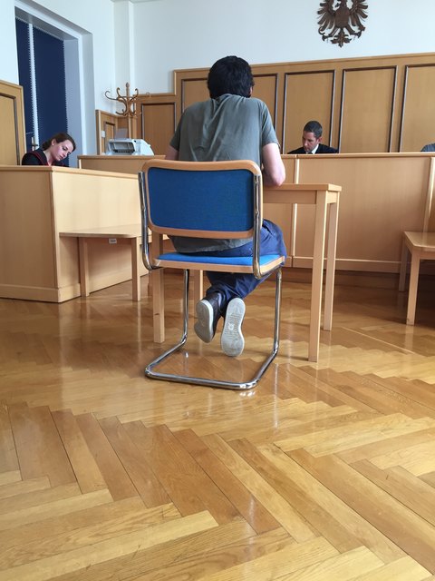 Der Angeklagte Schwarzfahrer zwischen Staatsanwaltschaft und Richter.