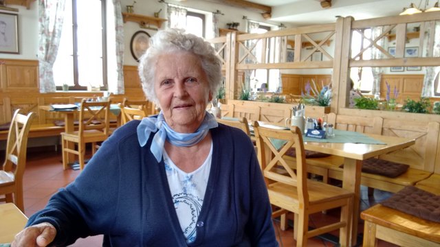 Josefine Rehatschek (87): "Hab Gänse und Schweine gezüchtet. Ich habe alles gemacht, um mir etwas zu schaffen. Mit der Arbeit hab ich immer Glück gehabt, nur mit den Männern nicht." (lachend)