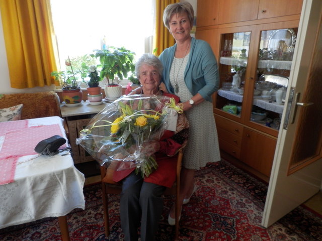 Bürgermeisterin Anita Weinkogl gratulierte Pauline Schweiger ganz herzlich zu ihrem 100. Geburtstag. | Foto: KK