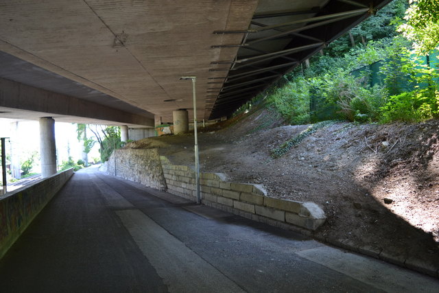 Lagerplätze unter der Autobahntrasse machen den "Radweg" alte Völser Straße nachts ziemlich abenteuerlich...