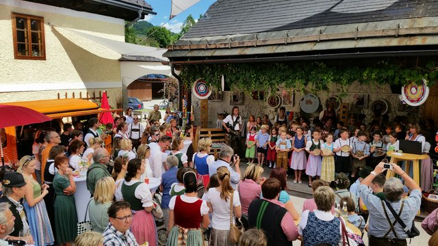 Die Teilnehmer begeisterten das Publikum der Handwerksommer-Eröffnung mit zahlreichen Programm-Höhepunkten. | Foto: HWH Salzkammergut