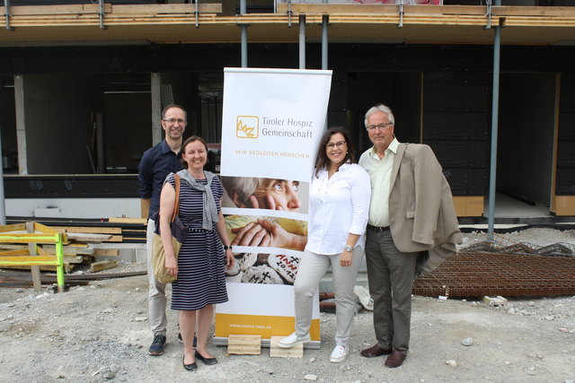 Die Architekten Paul Wichert und Sybille Caspar freuen sich mit Elisabeth Zanon und Peter Hanser (beide Tiroler Hospiz-Gemeinschaft) über die gelungene Firstfeier auf der Hospizhaus-Baustelle.