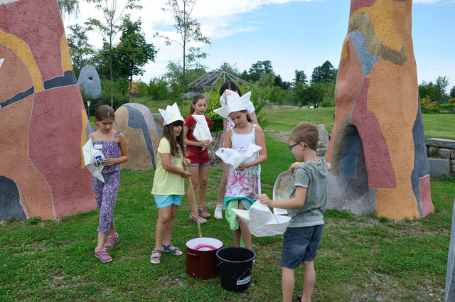 Kinder im Skulpturenpark des Kunstmuseums Waldviertel