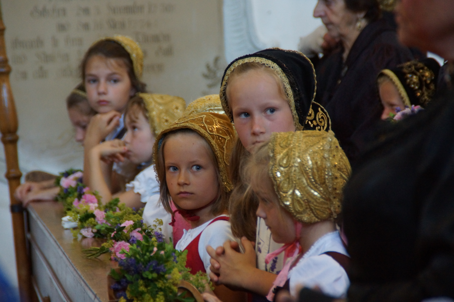 Junge Goldhaubenträgerinnen in Hofkirchen.
