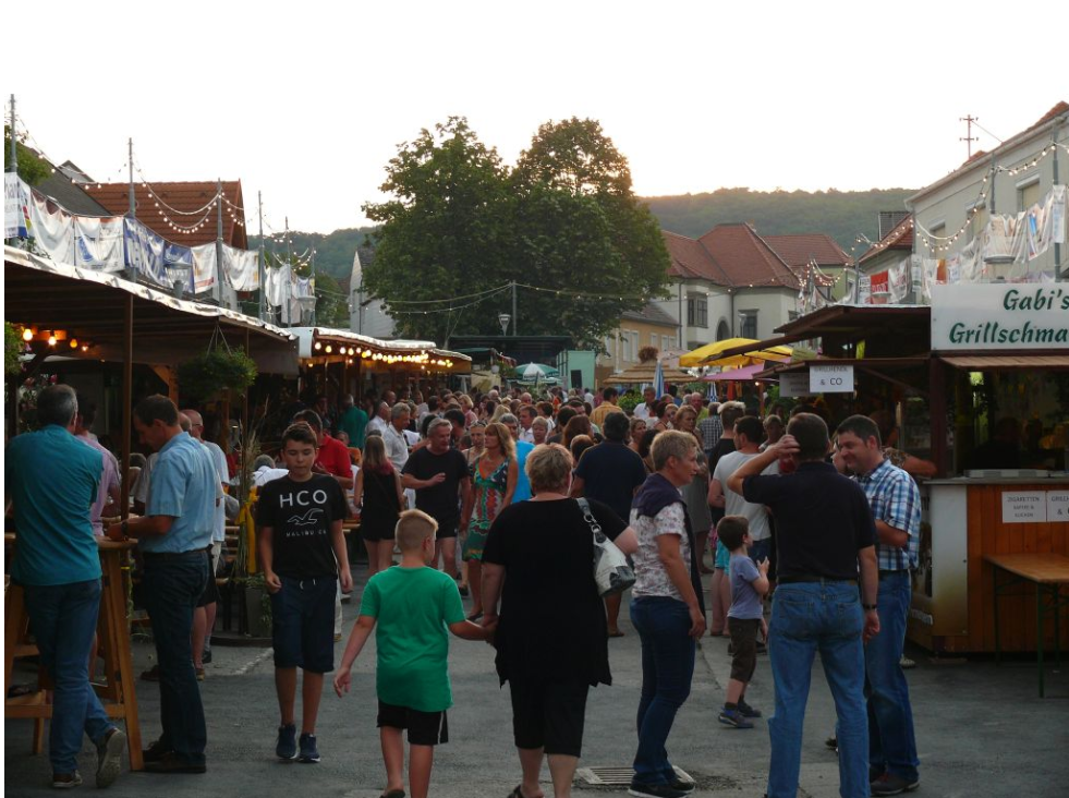 Zehn Tage lang wird die Kleinhöfleiner Hauptstraße in eine Genuss- und Partyzone verwandelt.