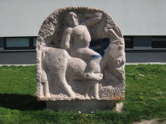 Der Eselreiter von Oskar Bottoli begrüßt seit den 1970er-Jahren die Schüler der Prinzgasse 3. | Foto: Ewald Judt