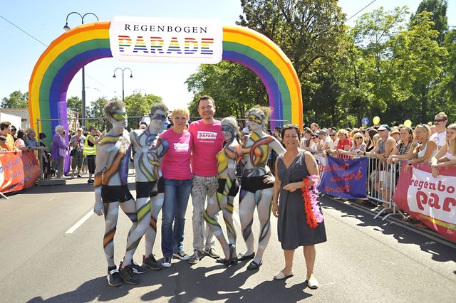Regenbogenparade 2012: Sandra Frauenberger mit Regenbogenparade-Organisator Christian Högl, Gemeinderätin Nurten Yilmaz und den Pridegirls und -boys.