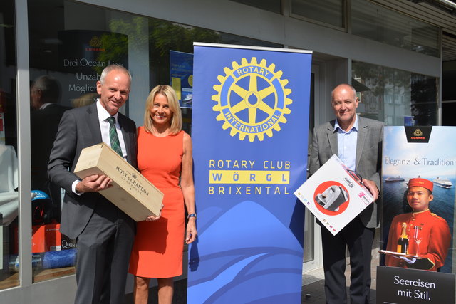 Der Rotary Club Wörgl-Brixental nimmt zum ersten Mal am Wörgler Stadtfest teil und veranstaltet eine Tombola mit zahlreichen hochwertigen Preisen. Klaus Felderer, Ingrid Hochstaffl und Erwin Bernhard (v.l.) freuen sich auf zahlreiche Besucher.