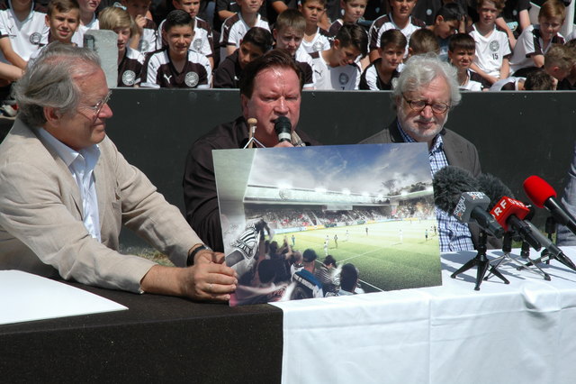 Sportklub-Präsident Manfred Tromayer (Mitte) präsentierte am Mittwoch die Sanierungspläne.