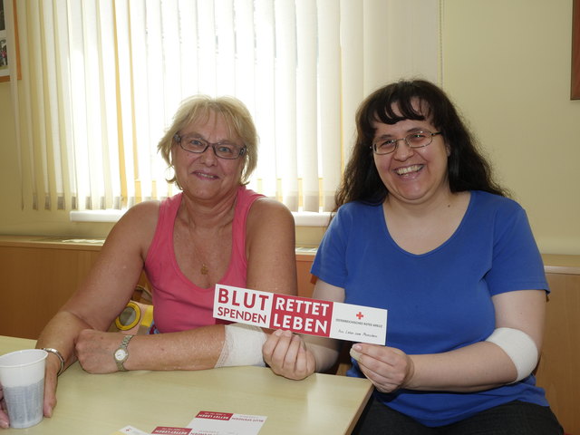 Roswitha Aigner (l.) und Monika Haslinger aus Gloggnitz geben ihr Blut.