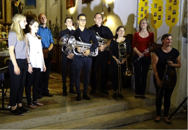 Die Absolventinnen und Absolventen nach dem beeindruckenden Kirchenkonzert
