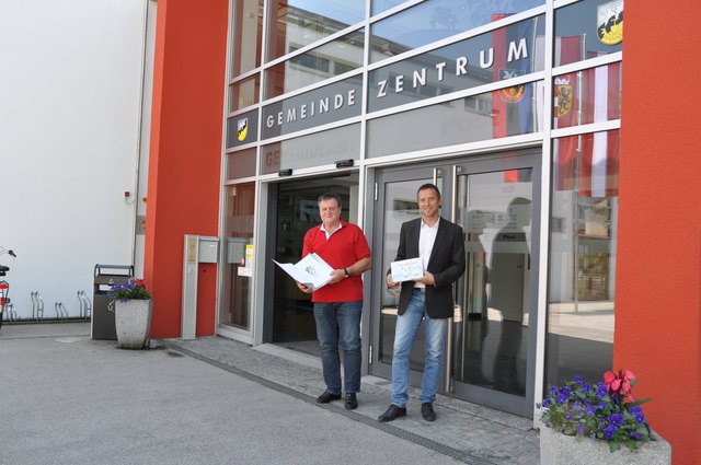 Rund neun Monate hat Vizebgm. Fritz Kralik (links im Bild mit Bgm. Peter Eder) in die Vorbereitung der Feierlichkeiten investiert.