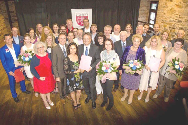 Landesrat Helmut Bieler, Stiftungspräsident Michael Gerbavsits und Landesrärin Verena Dunst mit den Preisträgern 2017 der Burgenlandstiftung Theodor Kery | Foto: zVg