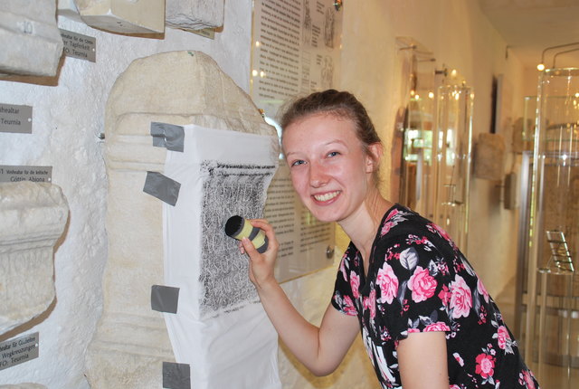 Dana Rebhan beim "Rubbing" im Römermuseum Teurnia