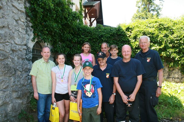 Kinderprogramm mit der Feuerwehr Hinterbrühl, v.l. Bgm. Erich Moser (l.) und den Kindern Lena, Theresa und Stefan