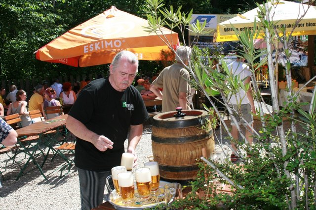 Freibier für die Besucher am Anningerhaus
