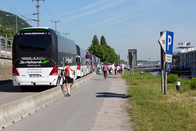 In der Früh sammeln sich viele Touristen auf dem Gehsteig, bevor sie an Bord gehen. Für Radfahrer heißt es da oft Ausweichen.