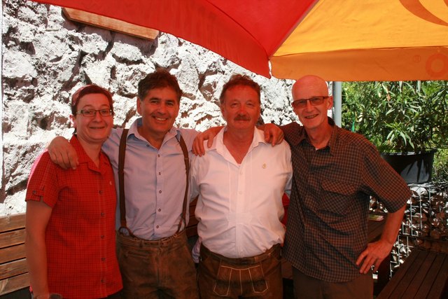 Besucher aus Möllersdorf mit Obmann Karl Burg