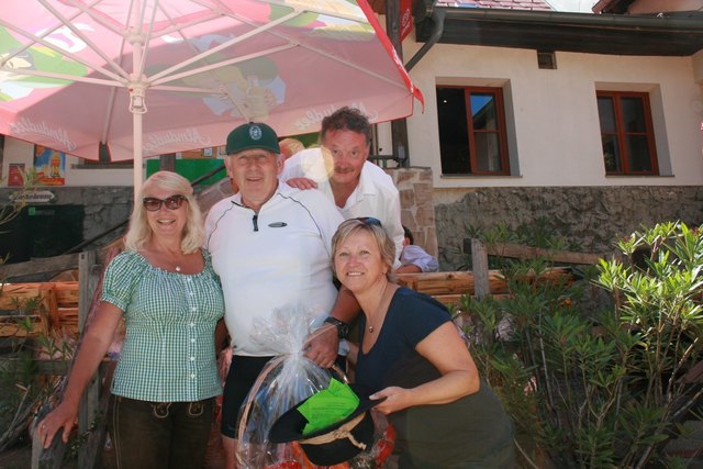 Gerhard Gschiegl, glücklicher Gewinner eines Geschenkkorbes