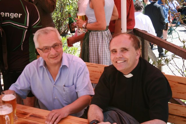 Bgm. Ferdinand Köck mit geistlicher Begleitung