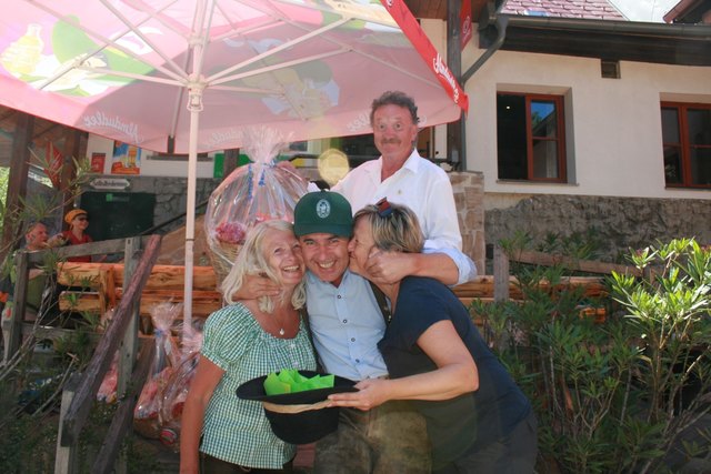 Gerhard Wanasek ließ sich zu seinem Gewinn gratulieren