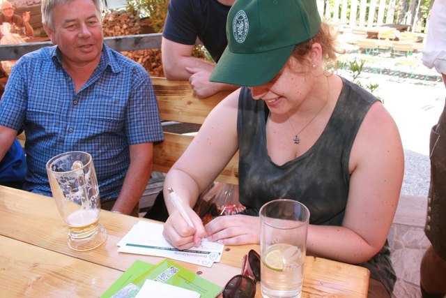 Ein neues Mitglied beim Ausfüllen der Beitrittserklärung