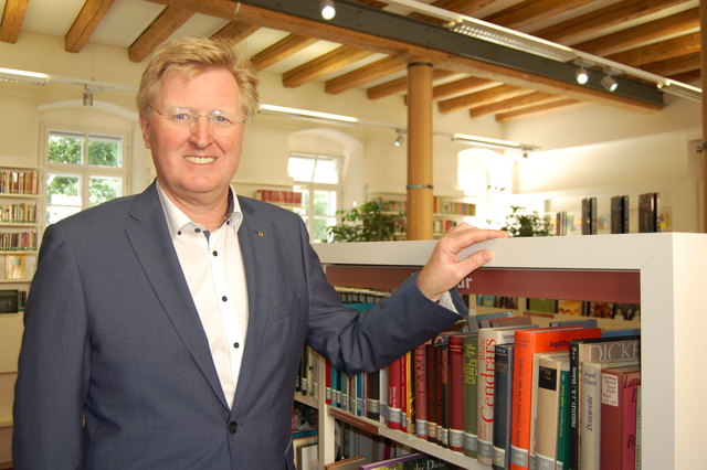 Bildungsstadtrat Johann Reindl-Schwaighofer wünscht sich, dass die Bücher möglichst schnell auch wieder mobil verfügbar sind. | Foto: Stadt Wels