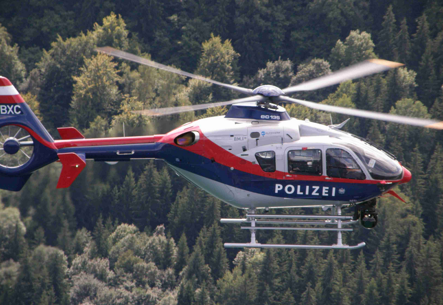 Auch ein Polizeihubschrauber "Libelle" nahm an der Fahndung teil