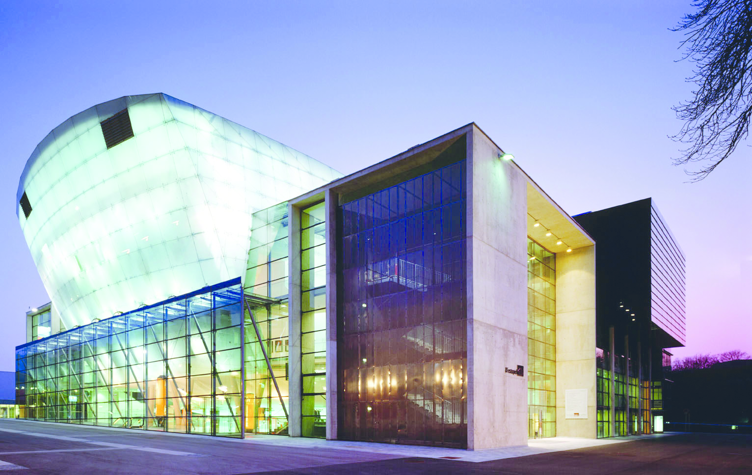 Das Festspielhaus St. Pölten erstrahlt in vollem Glanz.