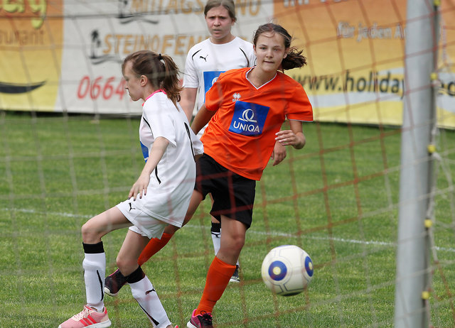 Carmen Mauthner (orange) von der NMS Schwanberg stürmte beim Ballerina-Turnier in Preding zur Torjägerkrone. | Foto: Franz Krainer