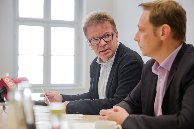 Eine Herausforderung für das Land OÖ ist, genügend Wohnungen für Asylberechtigte zu finden. Im Bild Integrationslandesrat Rudi Anschober (Grüne) und Roman Knapp (r.), stellvertretender Referatsleiter für Grundversorgung. | Foto: Land OÖ