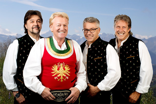 Willi Kröll (2.v.l.) gibt drei Konzerte mit Much Mayr, Reinhard Kircher und Franz Schöser (v.r.n.l.) | Foto: Tiroler Herzensbrecher