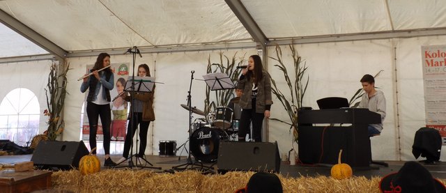 Die Band "Black Coffee" musiziert ab 19 Uhr auf der Regionsbühne!